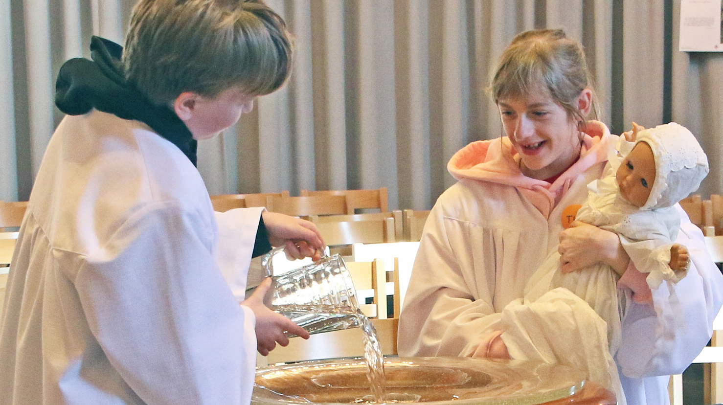 Eirik og Thea lærer om dåpen. Foto Claus Arne Wilhelmsen