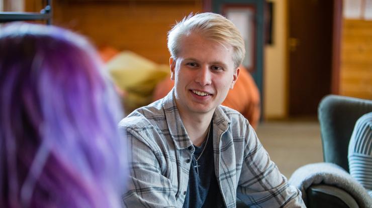 Mykje er nytt når ein startar studentlivet. Då er det viktig å ha nokon å snakke med. Foto: Marius Vervik