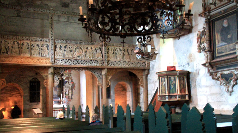 Kinn kyrkje er ei av kyrkjene langs Kystpilegrimsleia som held ope i sommar. Foto: Sunnivaleia.