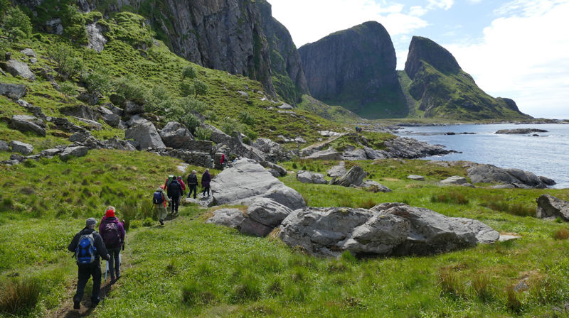 Vandringa på Sunnivaleia startar på Kinn. Det er enno plass til nokre vandrarar, gjerne menn. Foto: Sunnivaleia