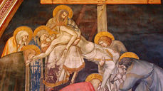 Løsningen på spørsmålet om hvordan troen på en kjærlig Gud går sammen med onskapens virkelighet, finnes ikke i filosofiens tankesystemer, men i historien og virkeligheten, skriver biskopen i denne kronikken. Foto: Jesus blir tatt ned av korset. Freske i St. Frans basilika i Assisi av Pietro Lorenzetti. Foto: Frans Vandewalle, Flickr.com