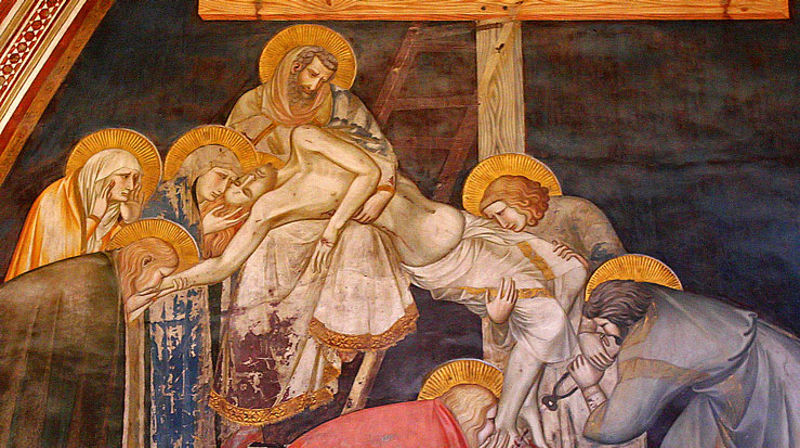 Løsningen på spørsmålet om hvordan troen på en kjærlig Gud går sammen med onskapens virkelighet, finnes ikke i filosofiens tankesystemer, men i historien og virkeligheten, skriver biskopen i denne kronikken. Foto: Jesus blir tatt ned av korset. Freske i St. Frans basilika i Assisi av Pietro Lorenzetti. Foto: Frans Vandewalle, Flickr.com