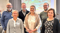 Eit første steg mot å få pengar til å vøla kyrkjene for kursdeltakarane frå Bjørgvin: (Bak f.v. Jan Helge Halleraker, Øystein Mortensen, Hallgeir Øgaard Westli, Linda Gripsgård Lunga, Synnøve Smørdal Wiik og Magny Ugulsvik Bukholm