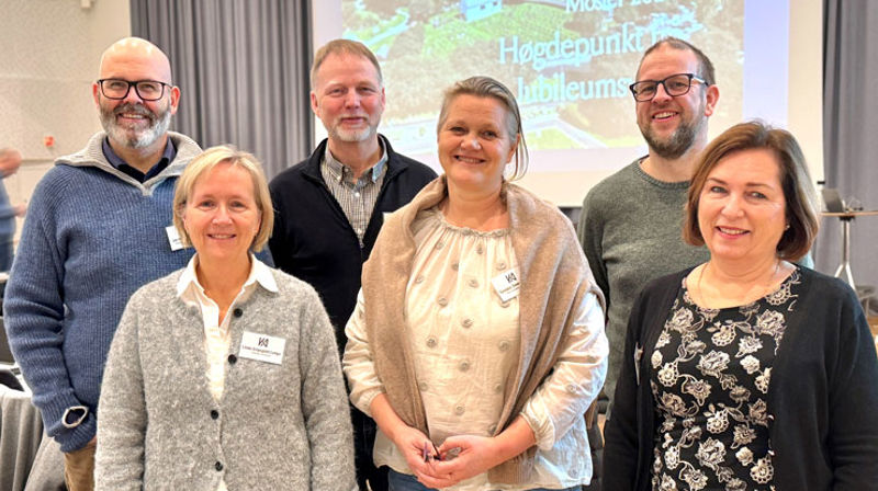 Eit første steg mot å få pengar til å vøla kyrkjene for kursdeltakarane frå Bjørgvin: (Bak f.v. Jan Helge Halleraker, Øystein Mortensen, Hallgeir Øgaard Westli, Linda Gripsgård Lunga, Synnøve Smørdal Wiik og Magny Ugulsvik Bukholm