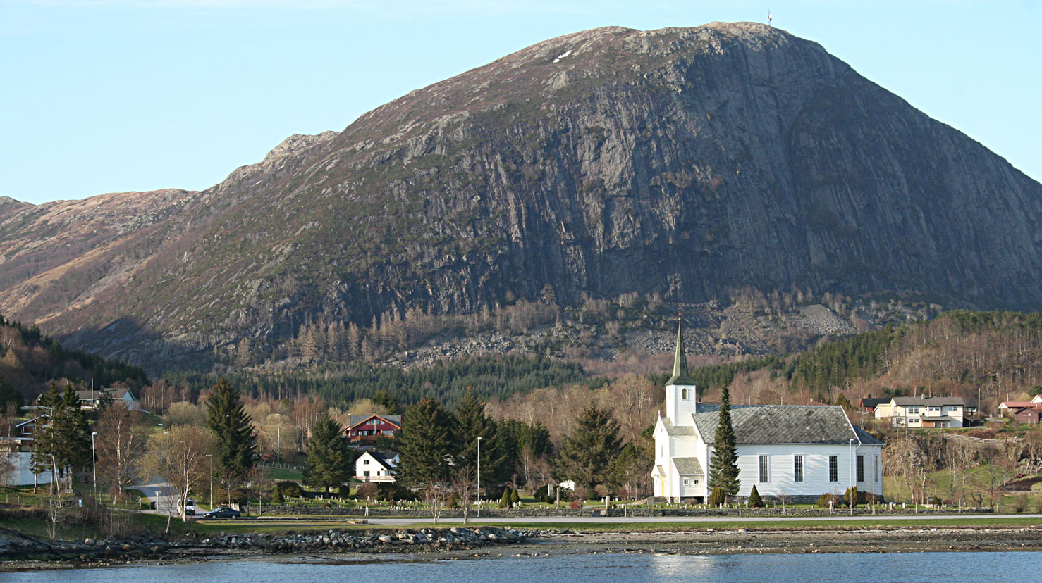 Det er ledig stilling for ein teologistudent i Askvoll.