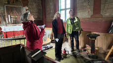 Kyrkjeverje Aud Jorunn Baustad i Etne (t.v.) kan diverre sjå langt etter OVF-midlar, men kan kanskje håpa på støtte til dei mange gamle kyrkjebygga ho har ansvar for. Her frå ei synfaring med Riksantikvaren og ein handverkar i Gjerde kyrkje.