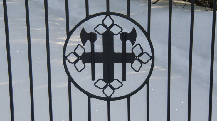 Porten utanfor Sæbø kyrkje. Sæbø ligg i Radøy sokn som no ligg i Alver kommune, Nordhordland prosti.