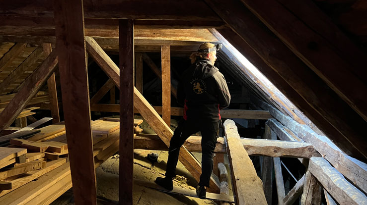 Det er millionar å henta i det nye kyrkjebevaringsfondet for verna kyrkjer. Her er Riksantikvaren sin mann på synfaring i Strandbarm kyrkje. 