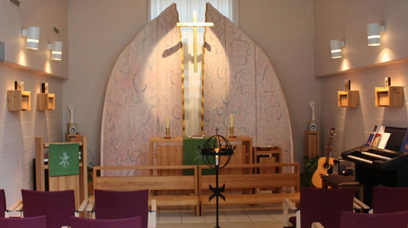 Bergen fengsel er blant dei som har fått ny prest. Foto frå kapellet i Bergen fengsel: Liv Mildrid Gjernes / Kirkebyggdatabasen