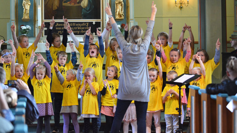 Bispedømerådet har uttalt seg om gudstenesteordninga. Her frå ei godt besøkt gudsteneste i Meland der koret Levande lys syng. Foto: Arve Kjell Uthaug