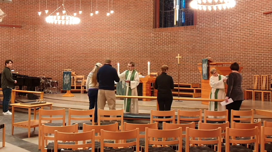 Nattverd for første gong sidan 11. oktober i Åsane kirke. Foto: Tore Skjæveland