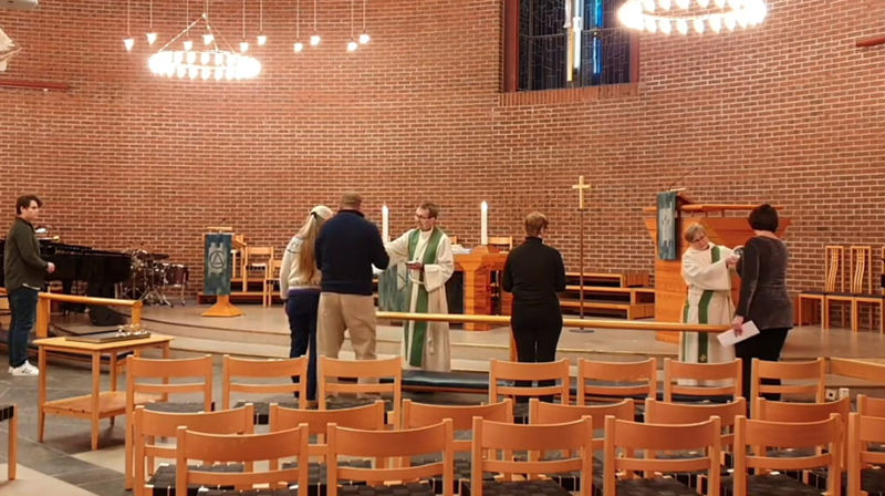 Nattverd for første gong sidan 11. oktober i Åsane kirke. Foto: Tore Skjæveland