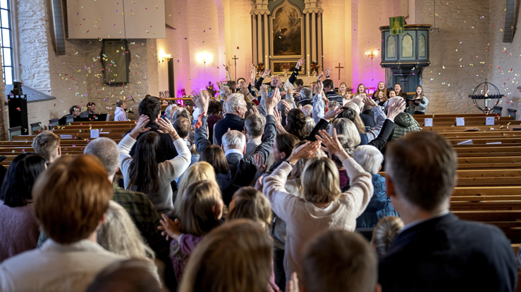 Biletet på vårens stiftskalender er teke under postludiet på gudstenesta i Arna kyrkje 16. nov. 25 som vart overført på NRK. Gudstenesta var prega av at det var ungdom med i alle roller, frå musikarar og medliturgar til predikant. Foto: Odd Mehus