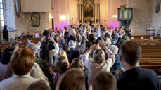 Biletet på vårens stiftskalender er teke under postludiet på gudstenesta i Arna kyrkje 16. nov. 25 som vart overført på NRK. Gudstenesta var prega av at det var ungdom med i alle roller, frå musikarar og medliturgar til predikant. Foto: Odd Mehus