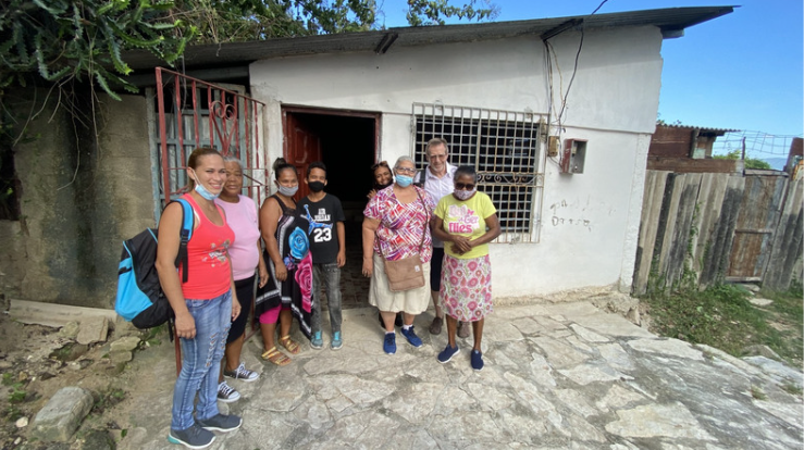 Utanfor kyrkja i Altamira, Santiago, Cuba.