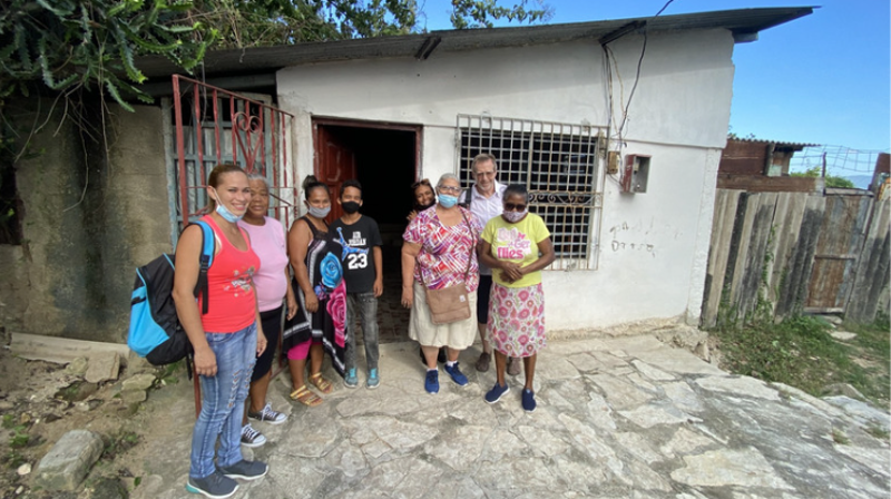 Utanfor kyrkja i Altamira, Santiago, Cuba.
