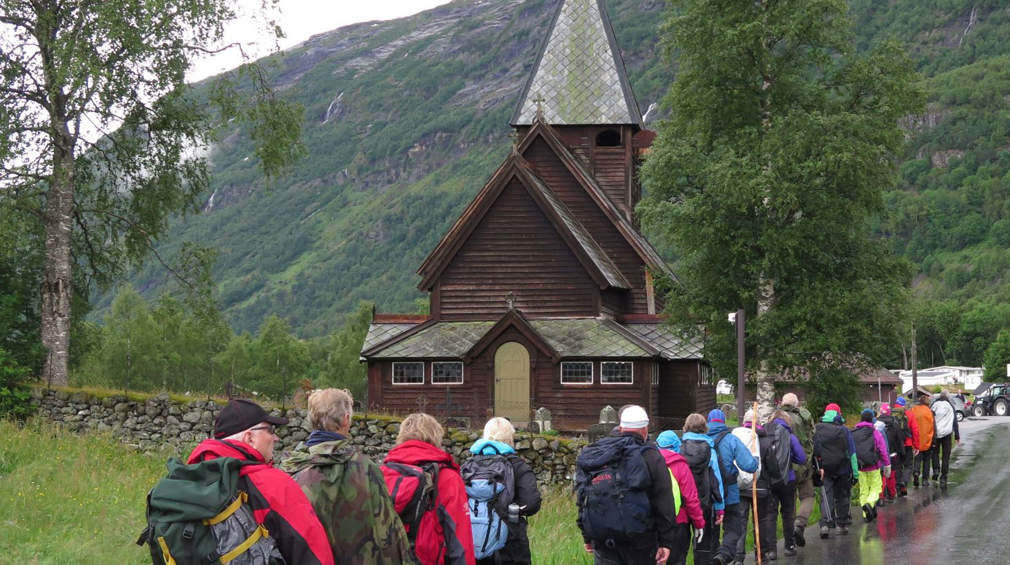 Pilegrimar på veg mot Røldal stavkyrkje. Arkivfoto: Dag Kvarstein