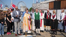 Trio Frans, f.v. Alf Tore Hommedal, Ragnhild Jepsen og Kjetil Almenning, blir med på opninga av pilegrimsfellesskapet Sta. Sunniva Bergen. Her frå Verdiseglasen 2024. Foto: Gyrid C. Nygaard