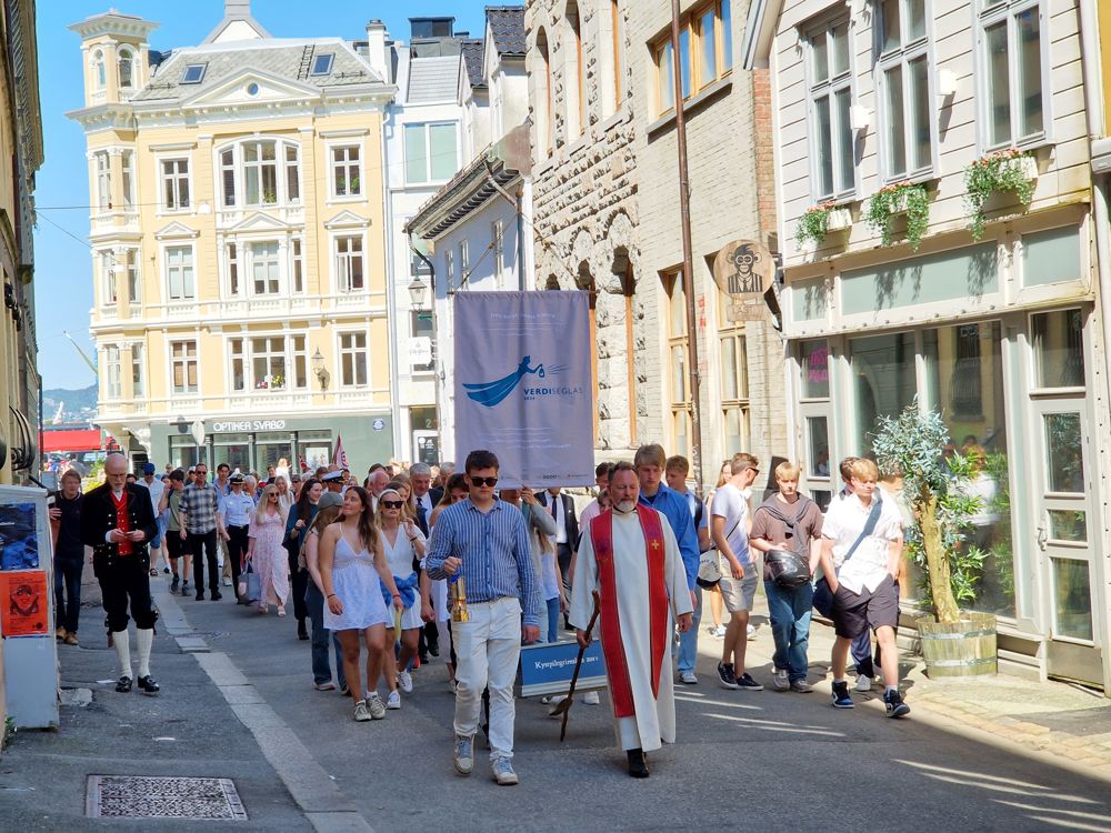 Prosesjon med Olavsflammen og Pilegrimskista til Domkirken.