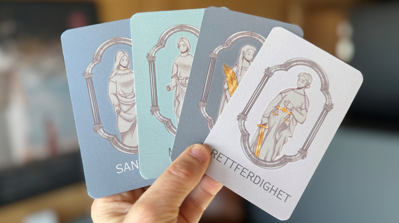 Vakre samtalekort kan ein bestille frå trykkeri. Bilete frå powerpoint-presentasjonen.