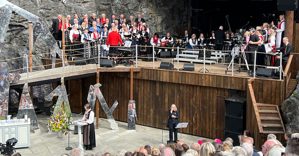 Barne- og familieminister Kjersti Toppe var ein av tekstlesarane på gudstenesta på Moster