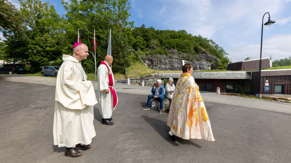 Biskopen i Bjørgvin, Ragnhild Jepsen, biskop i den katolske kyrkja, Erik Varden og generalsekretær i Norges kristne råd, Erhard Hermansen, på veg frå Moster gamle kyrkje til Moster amfi under gudstenesta. Foto: Gjermund Øystese, Norges kristne råd.