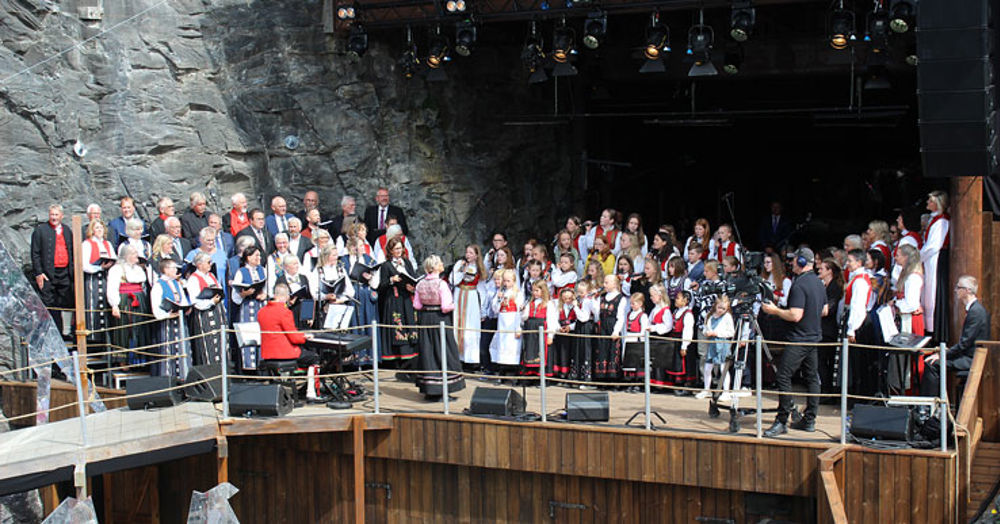 Bremnes Kantori, Bømlo Soul Children, Stord Soul Children, Bømlo Janitsjar og Bømlo Gospel var med på gudstenesta