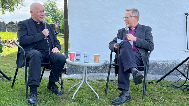 Erkebiskopen av York, Stephen Cottrell, meiner vi må bli meir som Jesus for at verda skal bli betre. Her saman med biskop em. Halvor Nordhaug i ein av verdisamtalane som fann stad i framfor veggen på gamle Moster kyrkje.