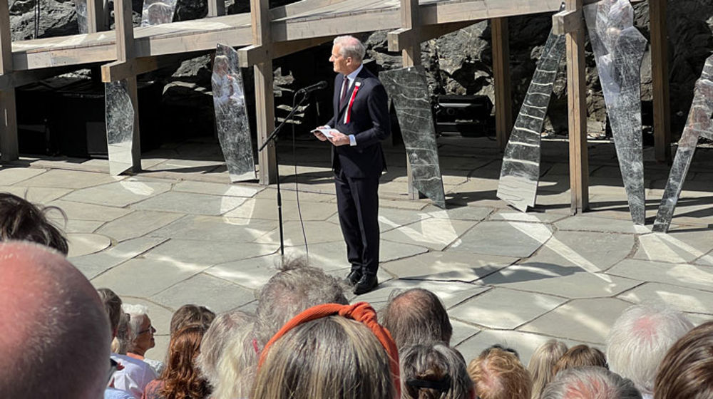 Statsminister Jonas Gahr Støre talar på Moster 1. juni 2024