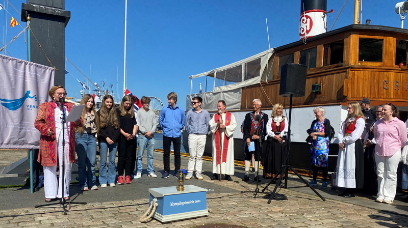 Pilegrimane frå MS Caroline af Sandnes og MS Granvin fekk ei storslått mottaking etter endt etappe. Her les Ragnhild Gudbrandsen dikt på Shetland-Larsens brygge.