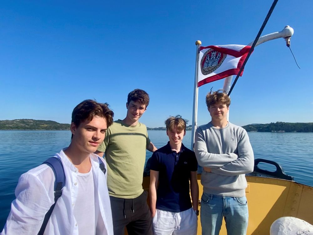 Ungdom frå Laksevåg og Bergen Maritime vgs ombord på MS Granvin.