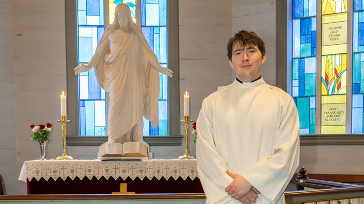 Eirik Baug Barsnes blir den første presten biskop Ragnhild vigslar. Foto: Cecilia Molander.
