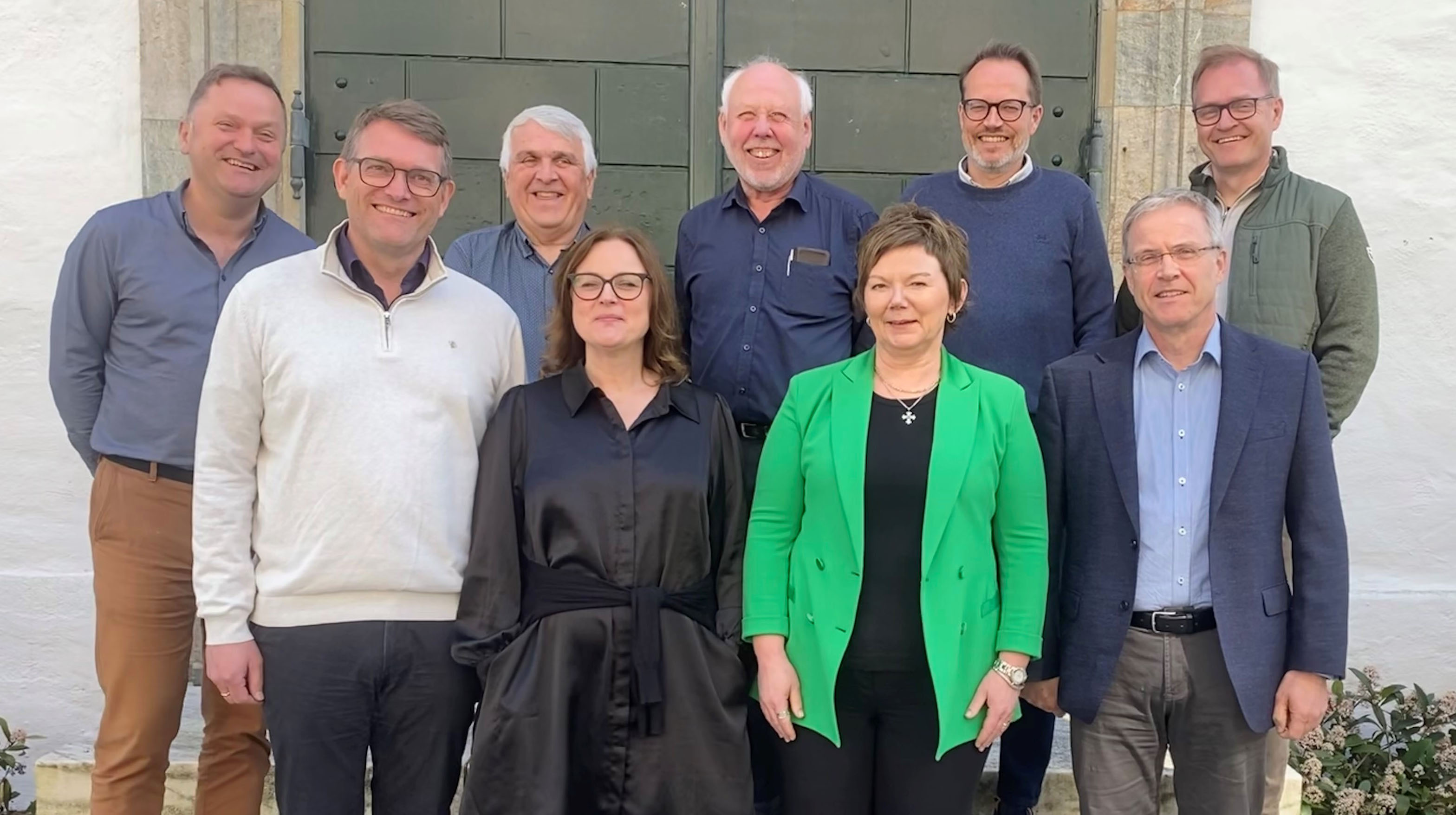 Biskopen i Bjørgvin og prostane samla til prostemøte i Bergen mai 2023. Øverst f.v. Knut Magne Nesse, Geir Paulsen, Svein Arne Theodorsen, Helge Taranrød og Jan Tommy Fosse. Framme: Leif Endre Grutle, Mari Saltkjel, biskop Ragnhild Jepsen og Arild Hellesøy. Kristin Sævik Litlere, Gudmund Waaler og Anne Mathilde Klare var ikkje til stades då biletet vart teke.