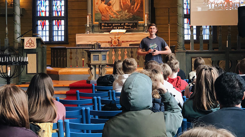 Thor Haavik har fått god respons på sine besøk til konfirmantar og andre unge i kyrkjelydane, bl.a i Blomvåg kyrkje. Foto: Matilde Solsvik