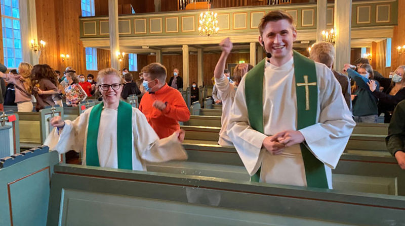 Sokneprest Margrethe Ølberg og konfirmantar i Odda fekk besøk av prest Thor Haavik og eit team frå Bjørgvin bispedøme som har møtt over 2000 konfirmantar i 2021. Foto: Anine Vieth Mildestvedt