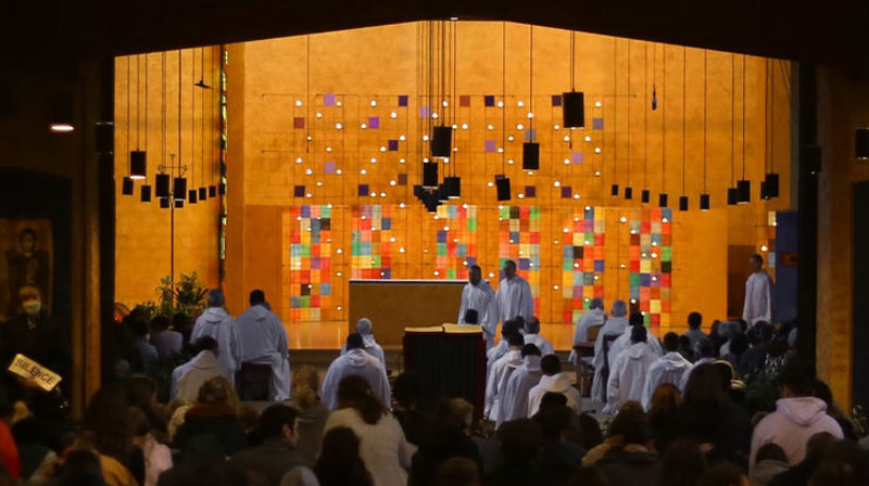 Fleire tusen unge samlast i Taizé i påska. No kan du vera ein av dei.