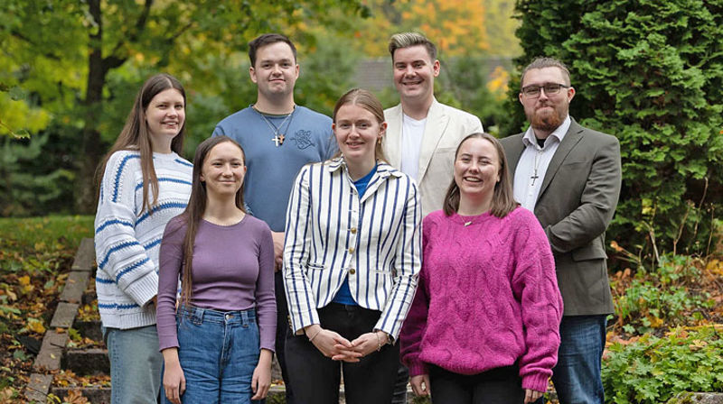 Den norske kyrkja sitt ungdomsutval, frå venstre Liv Marie R. Paulsen, Aurora S. Botnemyr, Sondre Almerud Øy, Elise Skjærven Aas, Christian H. Klaussen, Jannike Buschmann Johannessen og Sebastian Kaltoft Hansen. Kristina Rimstad var ikkje på årets UKM, og er derfor ikkje med på biletet. (Foto: Den norske kyrkja)