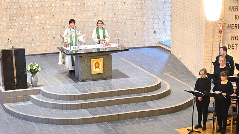 Biskop Ragnhild Jepsen og sokneprest Gunn Kongsvik under visitasgudstenesta i Sælen. Foto: Tore Skjæveland