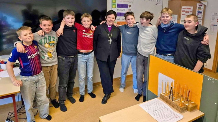 Biskopen og gutane i 7. -klasse fann tonen under spørjetimen. 