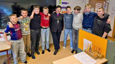 Biskopen og gutane i 7. -klasse fann tonen under spørjetimen.