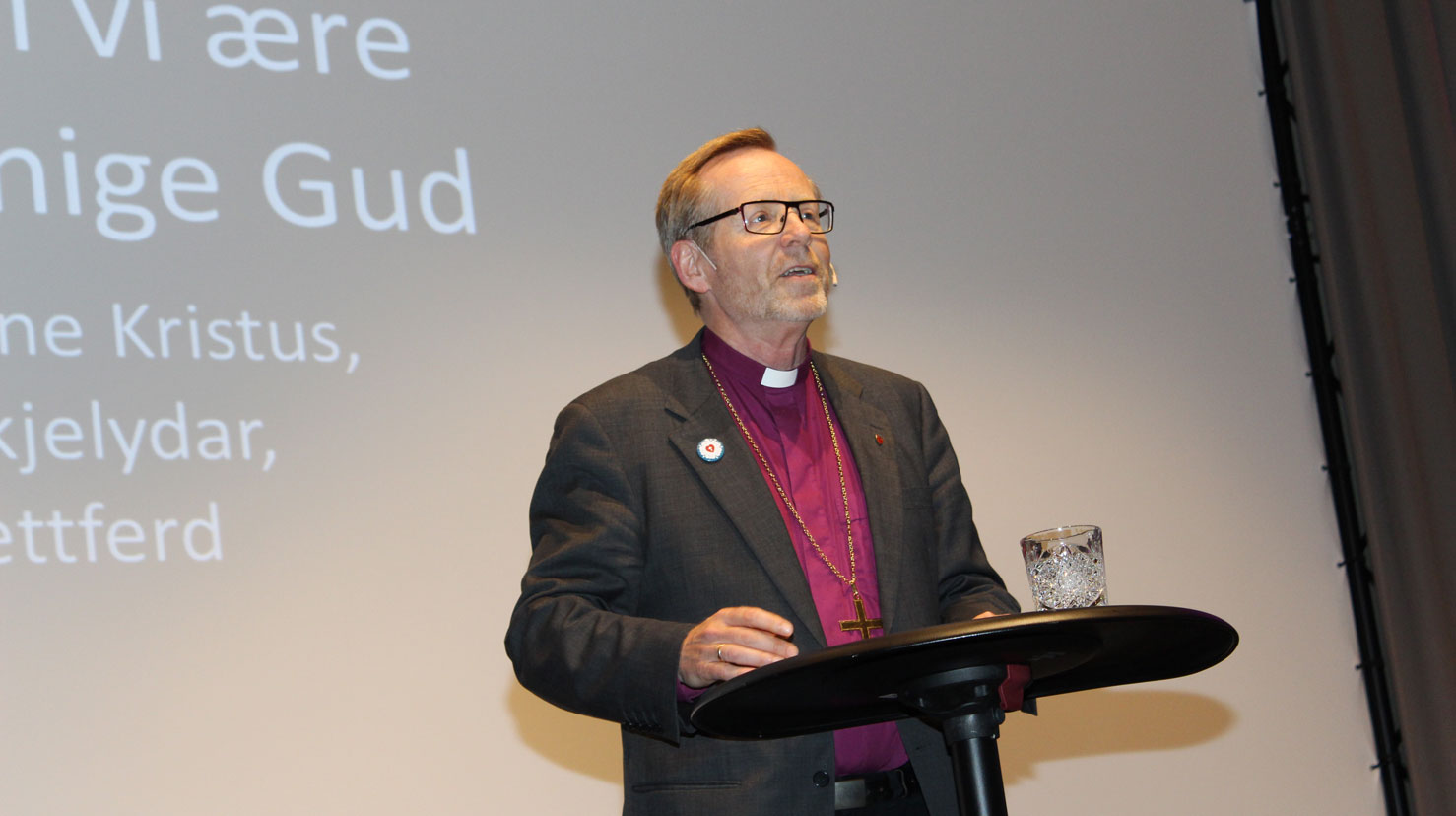 Biskop Halvor Nordhaug blir å høyra både i Bergen domkirke med trusopplæring for vaksne og i Litteraturhuset der han samtalar med engasjerte gjester.