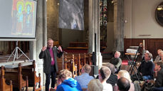 Haustens turné blir for mange siste høve til å møta Halvor Nordhaug som biskop i Bjørgvin. Han har med seg stiftsdirektør Jan Ove Fjelltveit og fleire andre når han kjem rundt til kvart prosti. Her møter han dei tilsette i domprostiet.