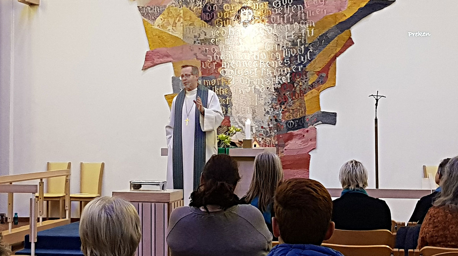 Biskop Halvor Nordhaug held preike og føredrag i Olsvik kyrkje. Foto: Bjørg Karin Husa.