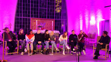 Samtale med ungdom om identitet og framtid var ein av programpostane på ein kulturkveld i Høyanger kyrkje. Til høgre sokneprest Runar Matsui-Li, til venstre biskop Halvor Nordhaug. Foto: Tore Skjæveland