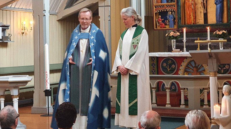 Frå visitasen i Årdal. Biskopen saman med sokneprest Wenche Lie Lysne.