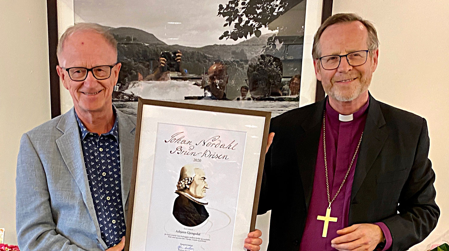 Asbjørn Gjengedal saman med biskop Halvor Nordhaug som delte ut Johan Nordahl Brun-prisen 2020. Foto: Vetle Karlsen Eide.