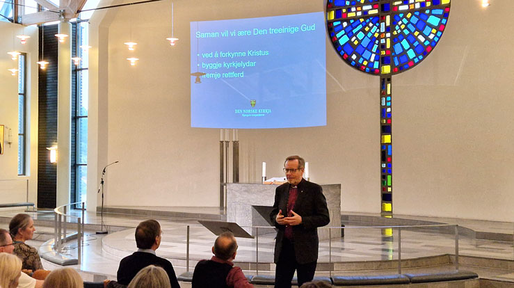 Halvor Nordhaug avslutta i 2022 si teneste som biskop i Bjørgvin. Biletet frå prostibesøk i Foldnes kyrkje, Vesthordland prosti, pregar også framsida av årsrapporten. Foto: Tore Skjæveland.