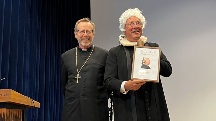 Biskopen fekk av Jan Sverre Stray utdelt sin eigen Johan Nordahl Brun pris med teksten: I Johan Nordahl Bruns velkjente stil, fikk Halvor Nordhaug det til, med sin egen profil. 