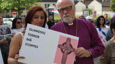 Biskop Sommerfeldt under demonstrasjon sammen med assyrere i Fredrikstad mot IS i august 2014.