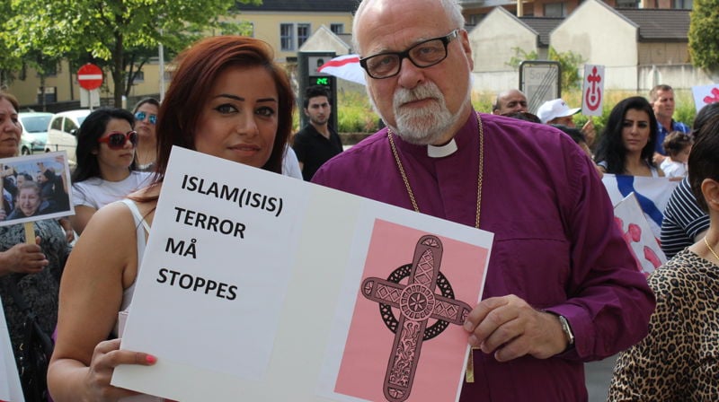 Biskop Sommerfeldt under demonstrasjon sammen med assyrere i Fredrikstad mot IS i august 2014.